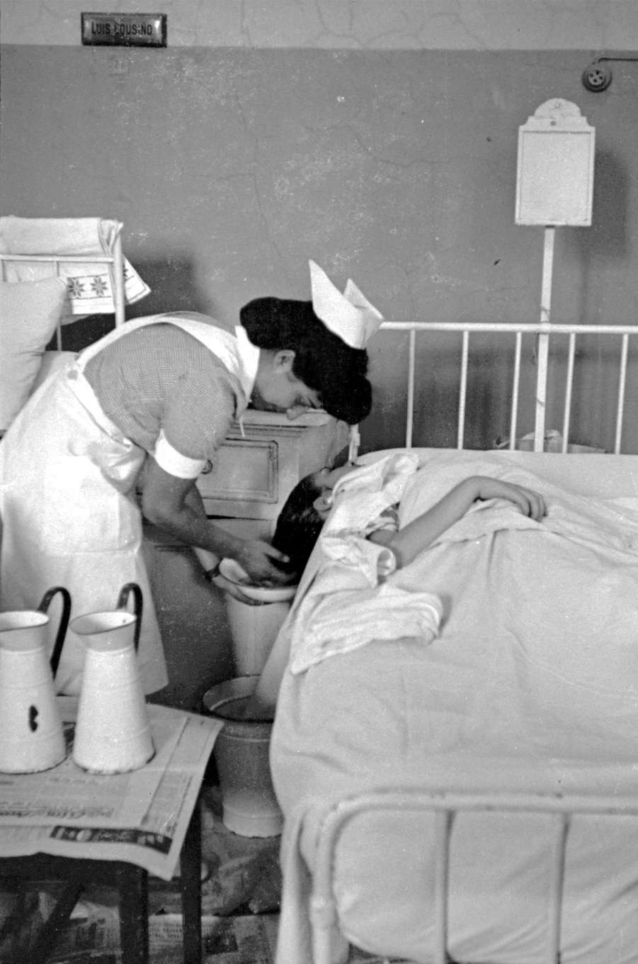 Enfermera atendiendo a una paciente