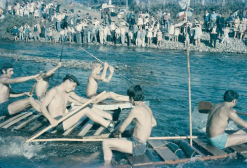Niños en un bote casero en competencia